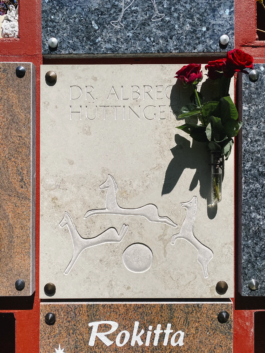 Nahaufnahme der installierten Urnenplatte mit Rose als Beigabe 