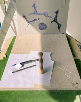 Entwurfsskizze der Pferde, inspiriert vom Gemälde „Nächtliches Treiben“, Gemälde von Gunhild Hüttinger