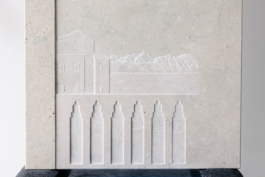 Detailaufnahme des Reliefs mit Gebäuden und Wasser, inspiriert vom Blick auf San Giorgio Maggiore in Venedig