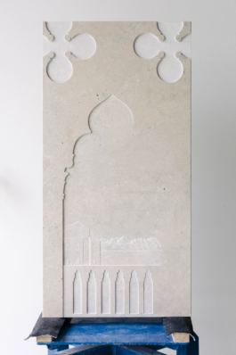 Vorderansicht des Grabsteins während der Aufstellung mit architektonischem Relief und Maßwerkfragmenten